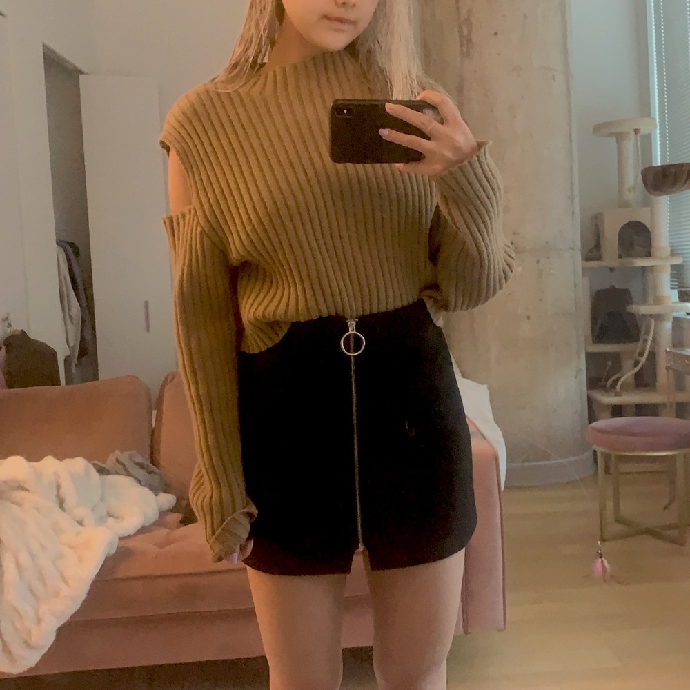 Camel Sweater with cutout shoulders [STYLENANDA]